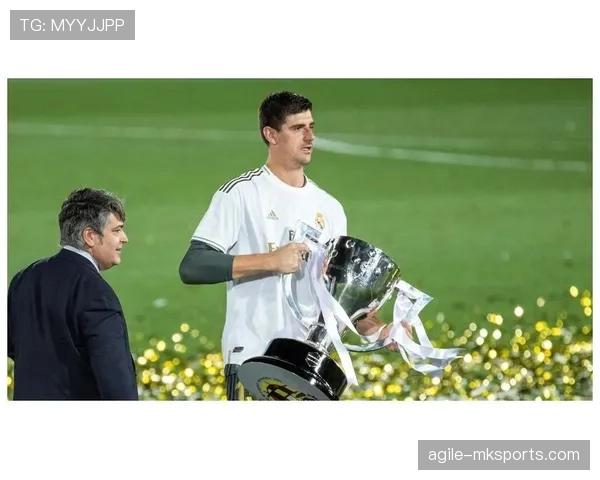 库尔图瓦荣膺西甲赛季最佳门将，状态回升助皇马开启新征程